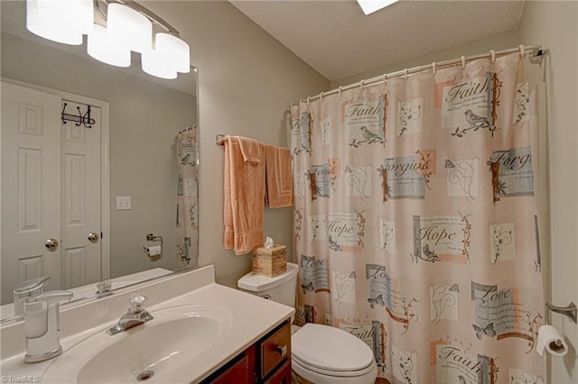 bathroom featuring vanity, a shower with shower curtain, toilet, and a textured ceiling