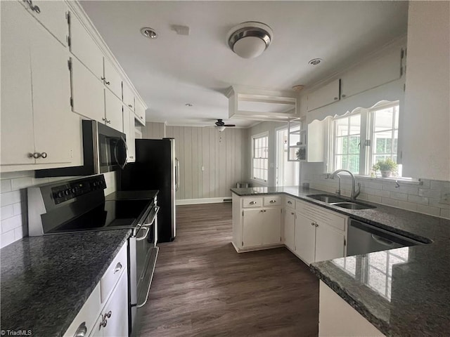508 Audubon Dr, Greensboro, NC 27410 - kitchen featuring stainless steel appliances, a peninsula, ceiling fan, white cabinets, and crown molding
