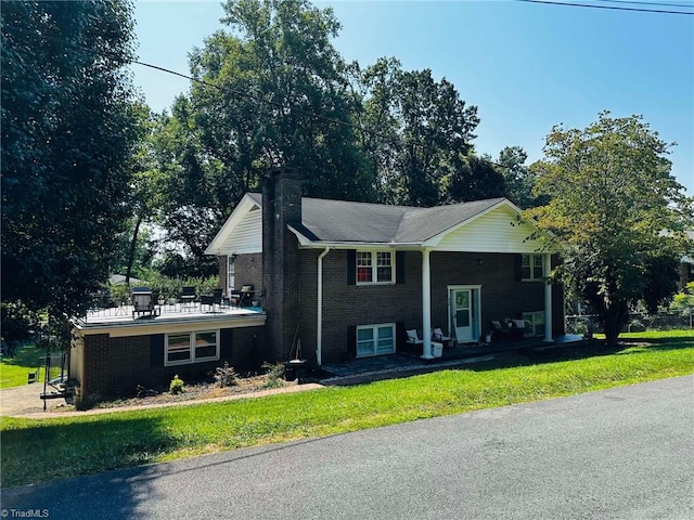 view of front of property featuring a front yard