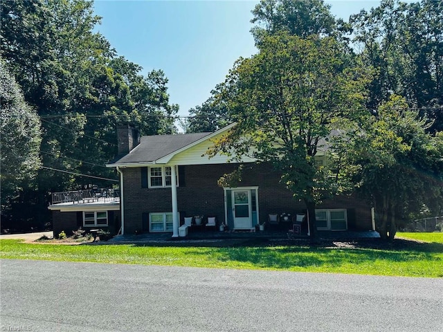 view of front facade featuring a front lawn