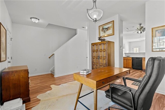 kitchen featuring light wood-type flooring, sink, stainless steel appliances, backsplash, and ceiling fan