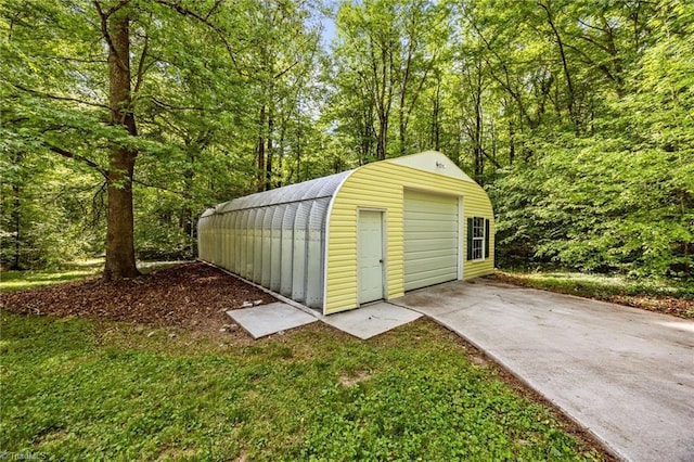 view of outdoor structure featuring an outbuilding and driveway