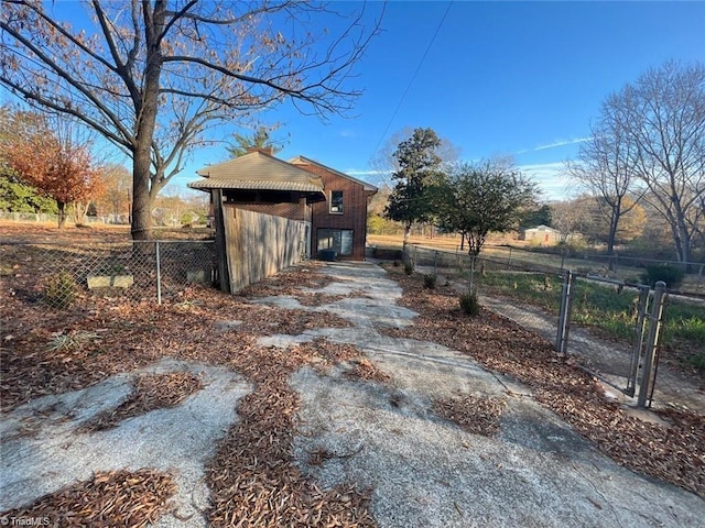 view of yard featuring a rural view