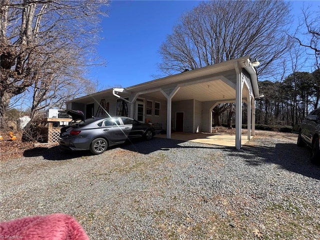 view of front of property featuring gravel driveway