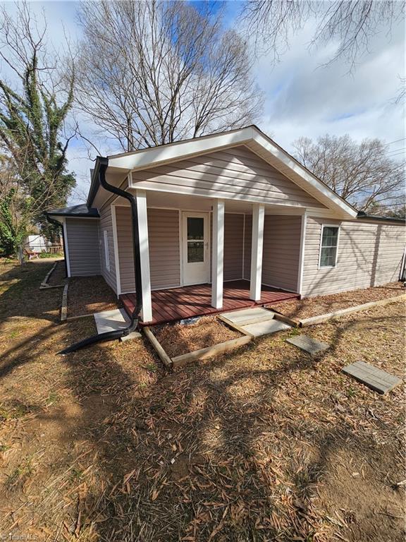 view of front of property featuring covered porch