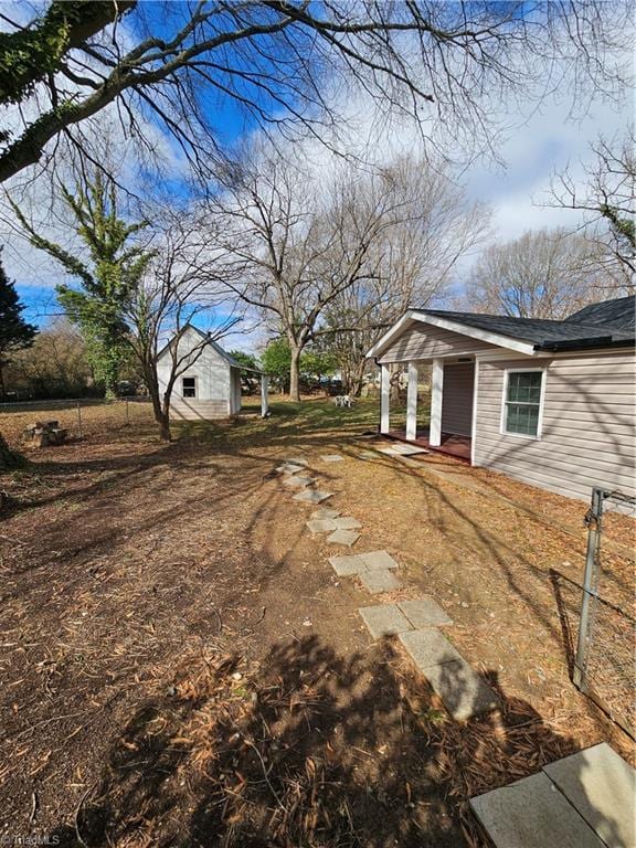 view of yard with an outbuilding