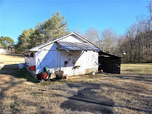 view of pole building with a yard