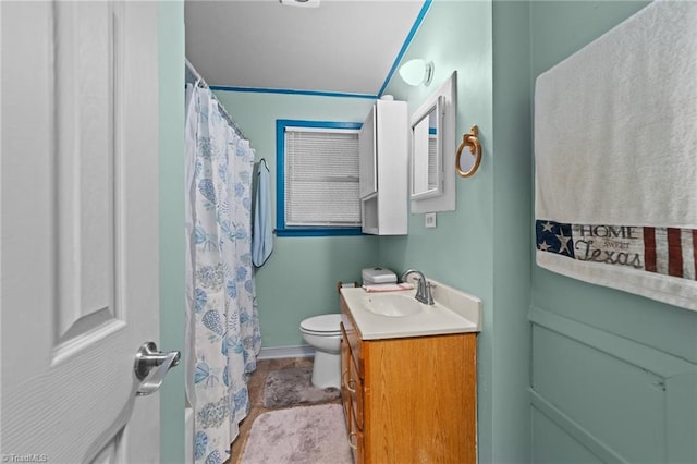 bathroom featuring a shower with shower curtain, vanity, and toilet