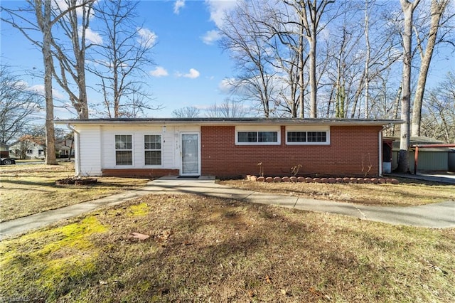 single story home with a front yard