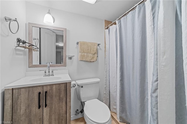 bathroom with a shower with curtain, vanity, and toilet