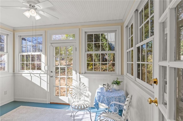 sunroom with ceiling fan