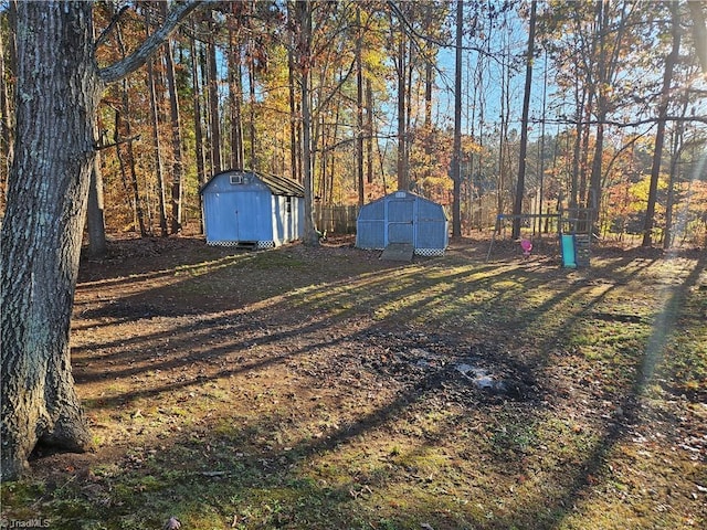 view of yard featuring a shed