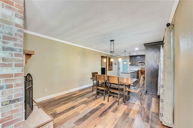 dining area with baseboards, recessed lighting, wood finished floors, and ornamental molding