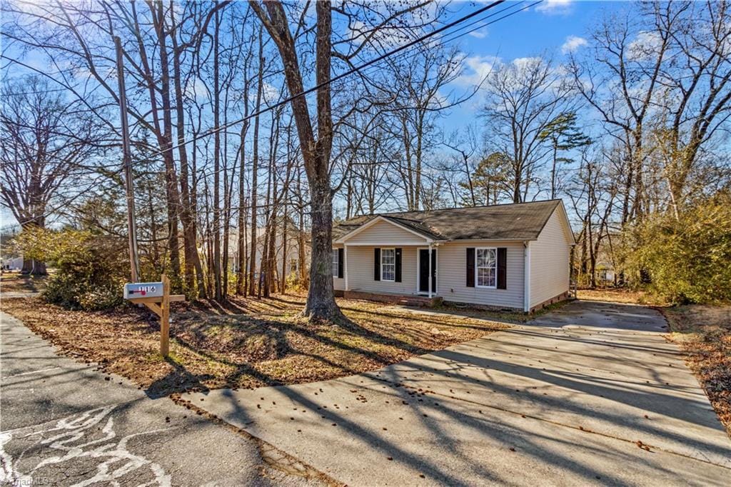 view of front of property