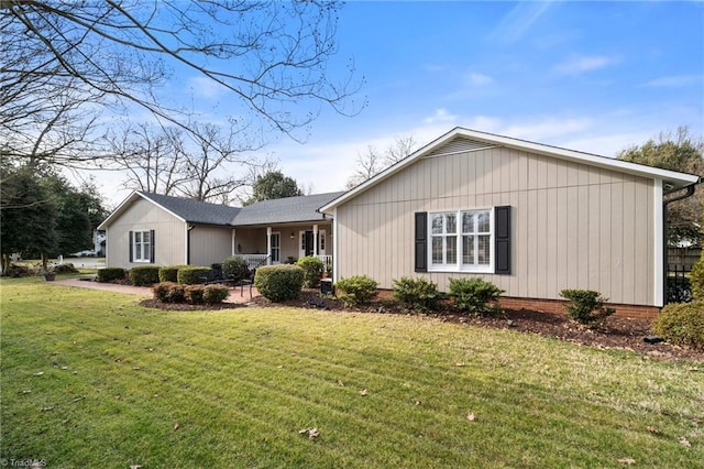 view of front of house featuring a front yard