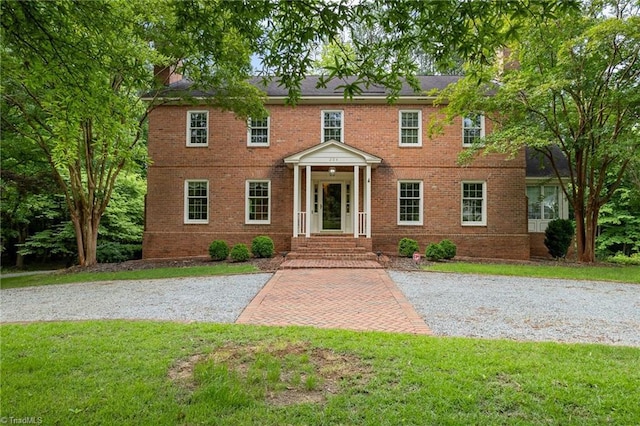 colonial home featuring a front yard