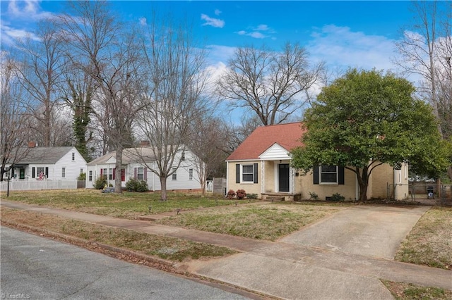 view of front facade with a front lawn and fence