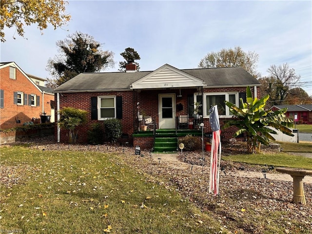 view of front of property with a front lawn