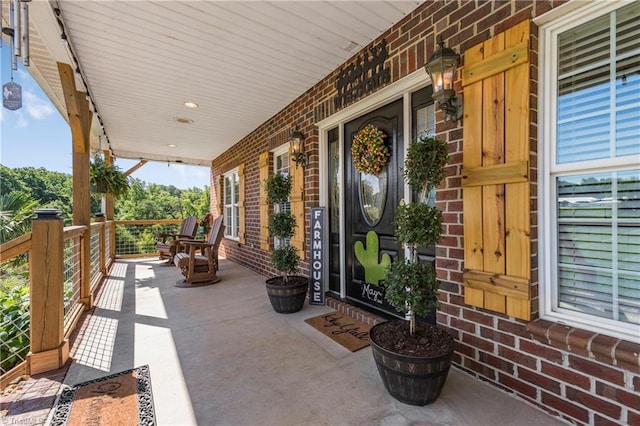 entrance to property featuring covered porch