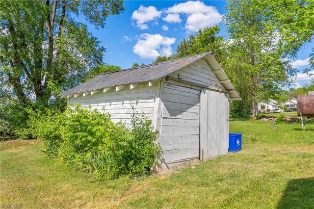 view of shed / structure featuring a yard