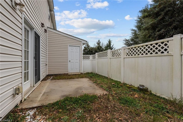 view of yard featuring a patio area