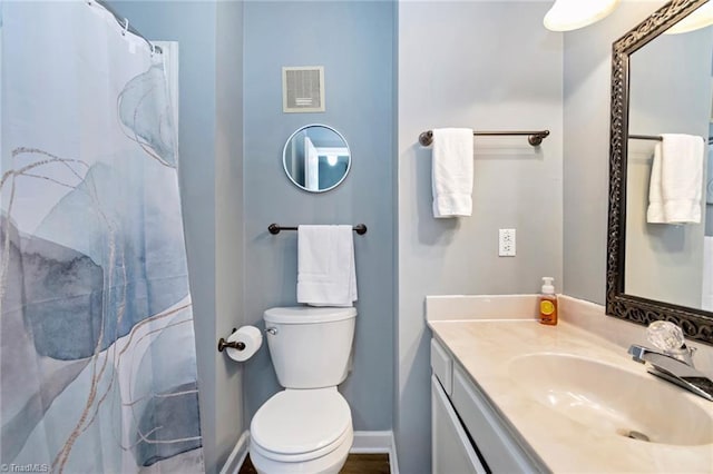 bathroom featuring a shower with curtain, vanity, and toilet