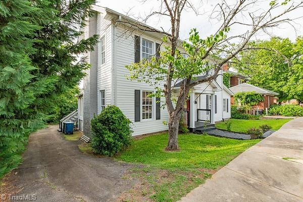 112 S Caldwell St, Salisbury, NC 28144 - view of front facade featuring a front yard