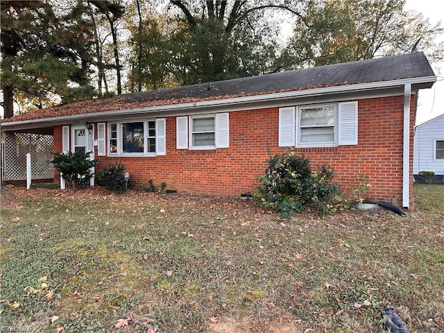 view of front of house with a front lawn