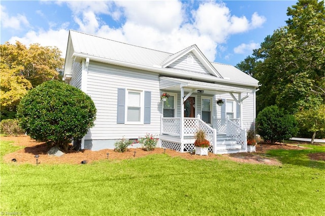 view of front of property featuring a front lawn and a porch