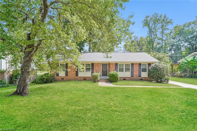 ranch-style house featuring a front lawn