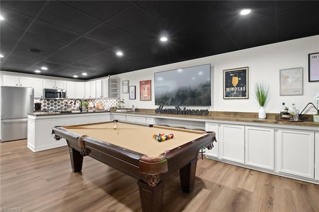 playroom featuring light wood-type flooring, a paneled ceiling, billiards, and sink