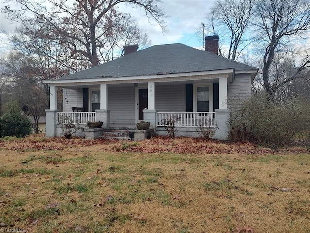 view of front of house with a front lawn