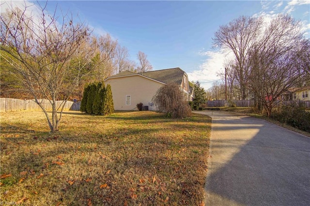 view of side of property featuring a lawn