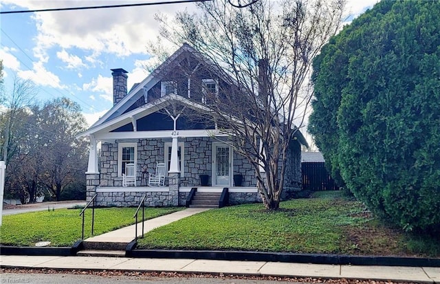 view of front of property featuring a front yard