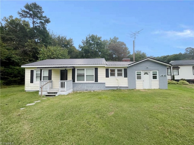 single story home with a front yard