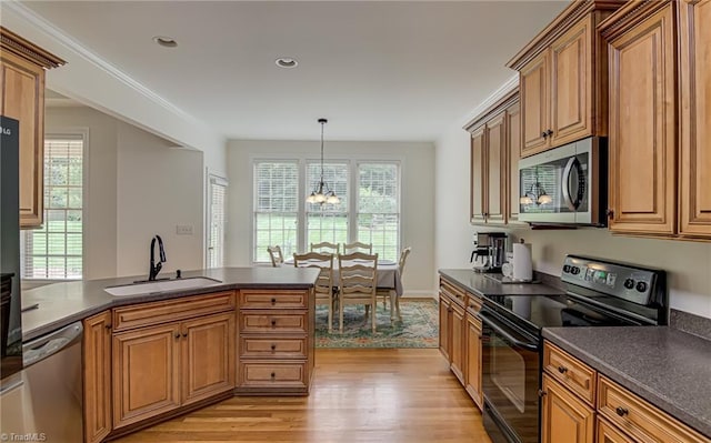 160 Serenity Pointe Dr, Kernersville, NC 27284 - kitchen featuring appliances with stainless steel finishes, dark countertops, light wood-type flooring, a chandelier, and a peninsula