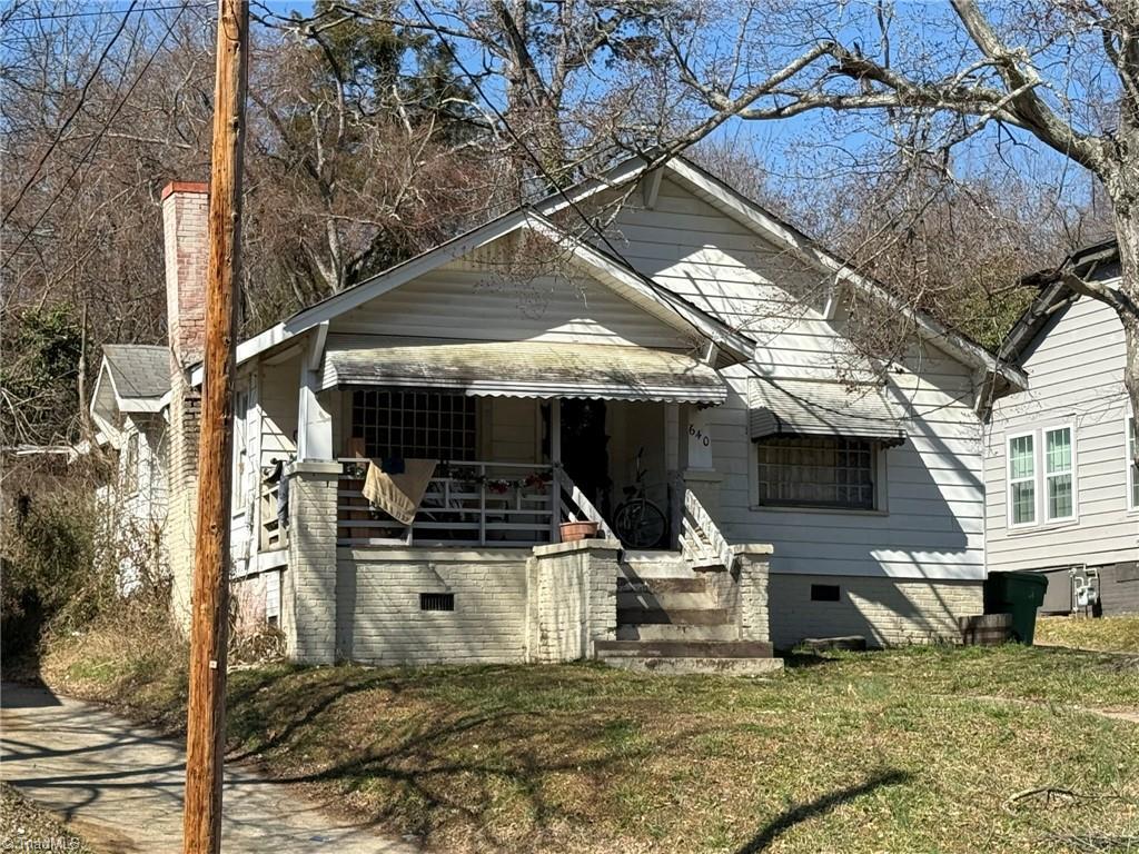 bungalow featuring crawl space and a front lawn