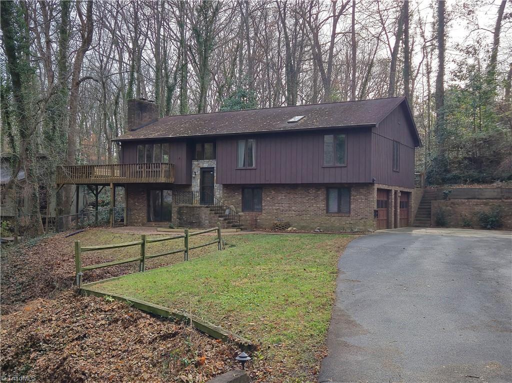 2610 Woodberry Dr, Winston-Salem, NC 27106 - raised ranch featuring a front lawn and a garage