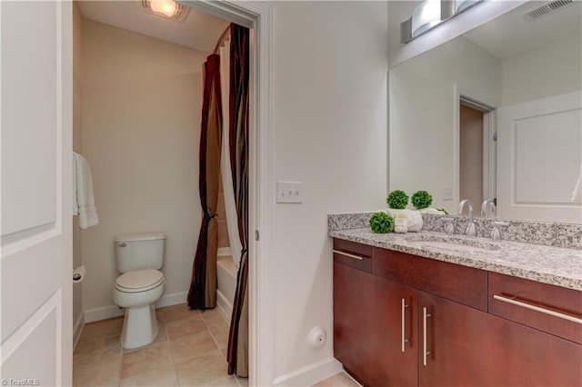 full bathroom with visible vents, shower / bath combo with shower curtain, vanity, toilet, and baseboards