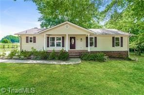 single story home featuring a front yard