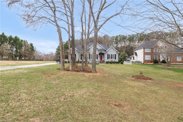 view of front of house featuring a front yard