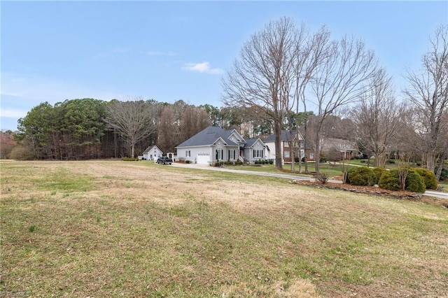 view of yard featuring driveway