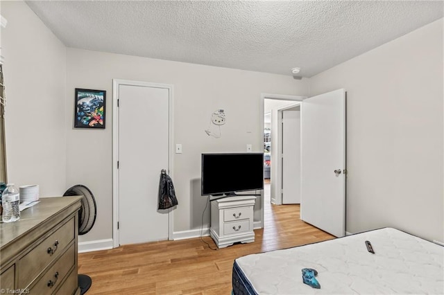 124 Jacklyn Ct, High Point, NC 27265 - bedroom featuring light wood-style floors, a textured ceiling, and baseboards