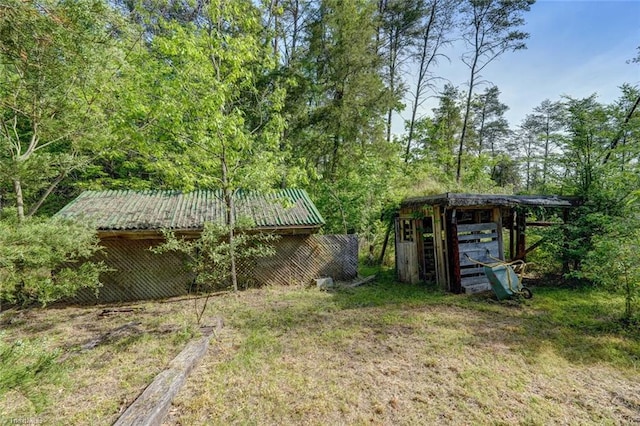 view of yard with an outdoor structure