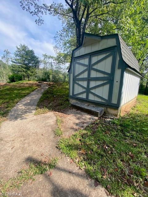 view of outbuilding