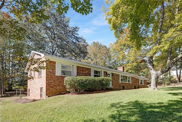 ranch-style home featuring a front lawn