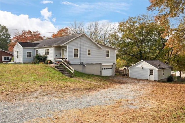 view of front facade featuring a garage and a front yard