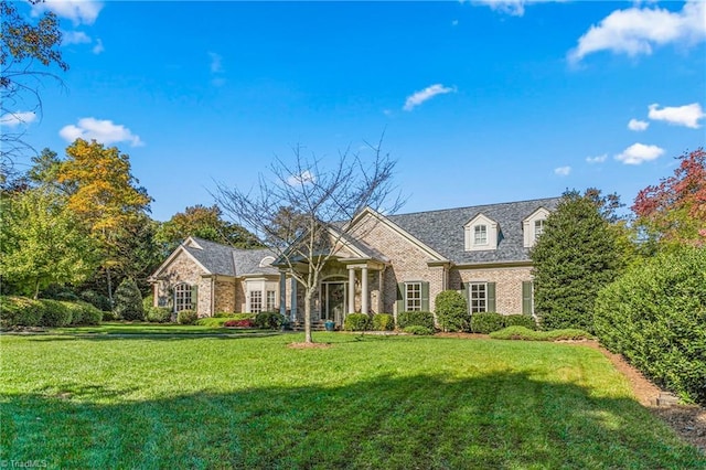 view of front of property featuring a front yard