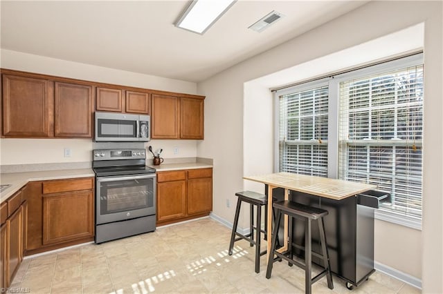 kitchen featuring appliances with stainless steel finishes and a breakfast bar