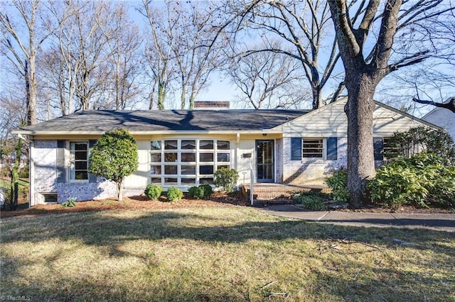 single story home with a front lawn